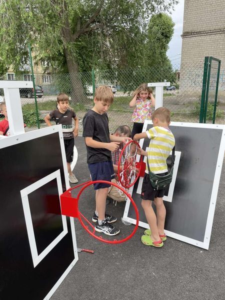 Ворота мініфутбольні дитячі (2500-1800 мм) з баскетбольним щитом із фанери (1200-900) мм і кільцем &mdash; купити в Україні